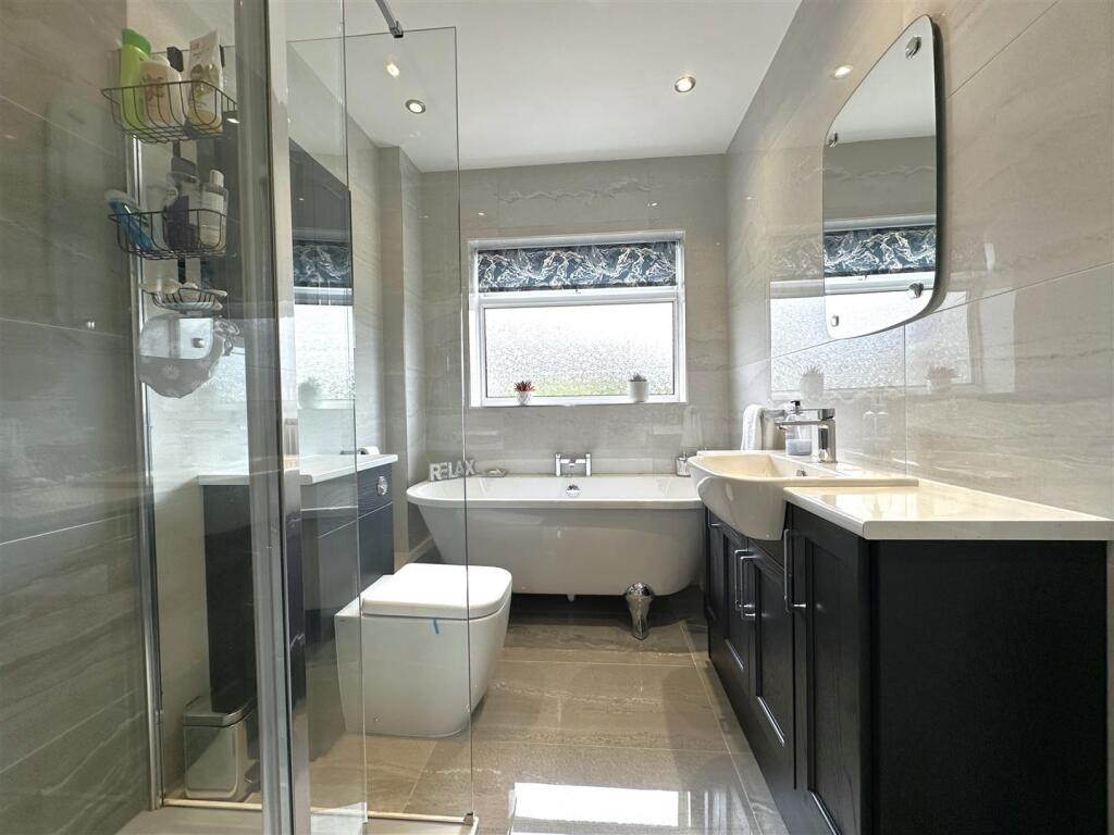 Stylish Four-Piece Bathroom 793