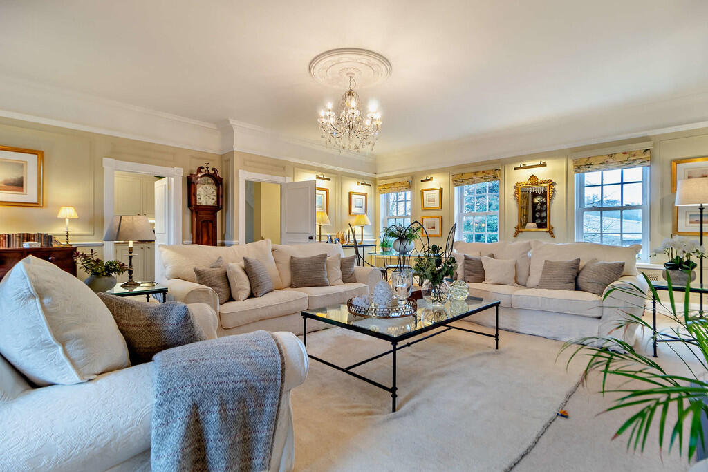 8632598-interior2...