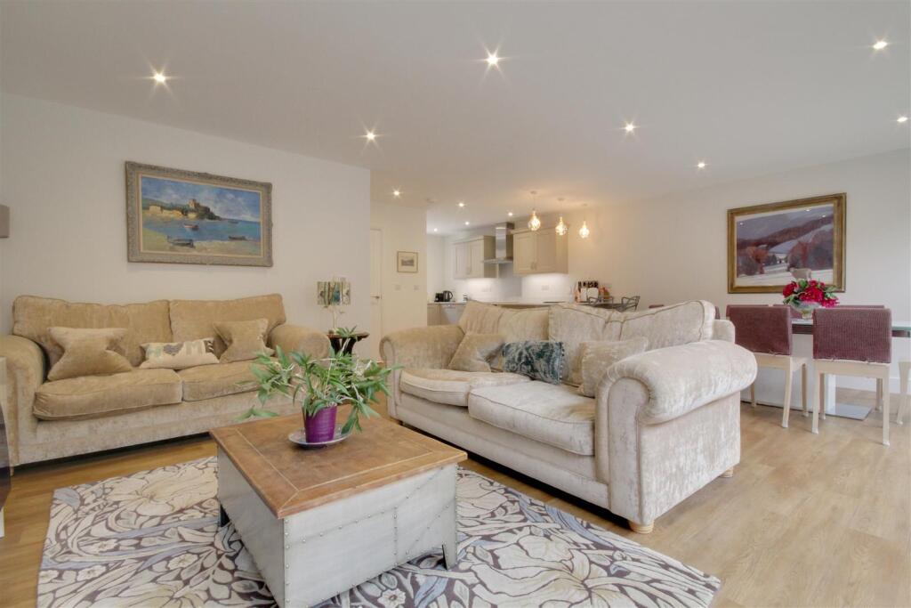 Living room 3.jpg