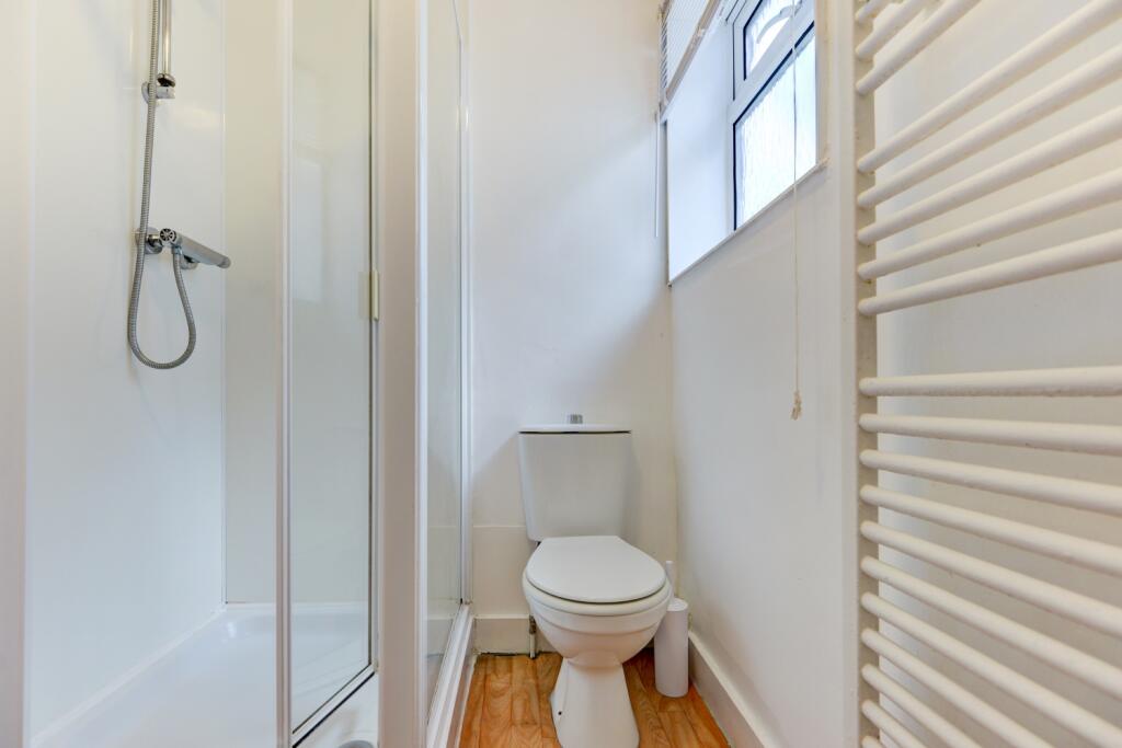 84 Brading Road Bathroom 2