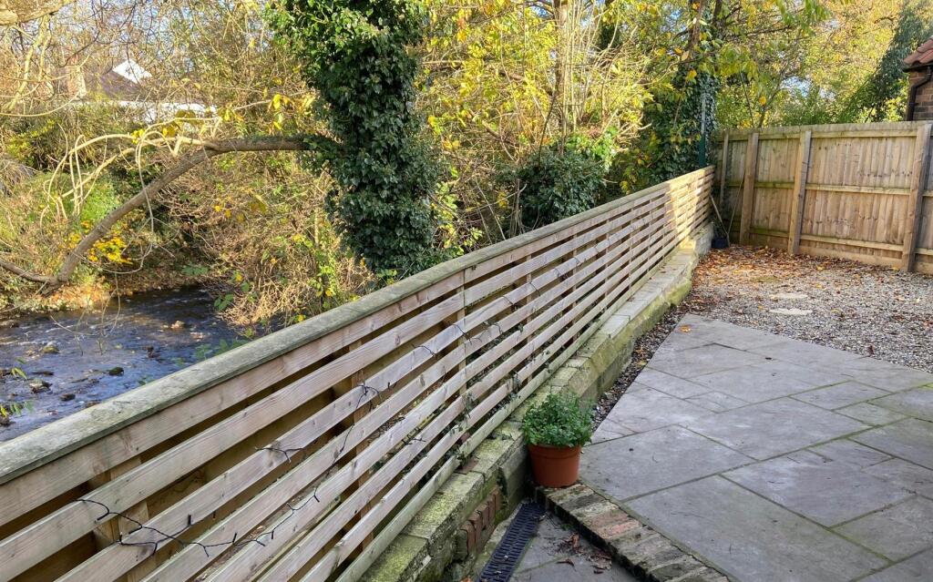 ENCLOSED COURTYARD GARDEN