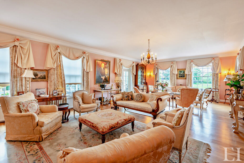 8594340-interiorW...