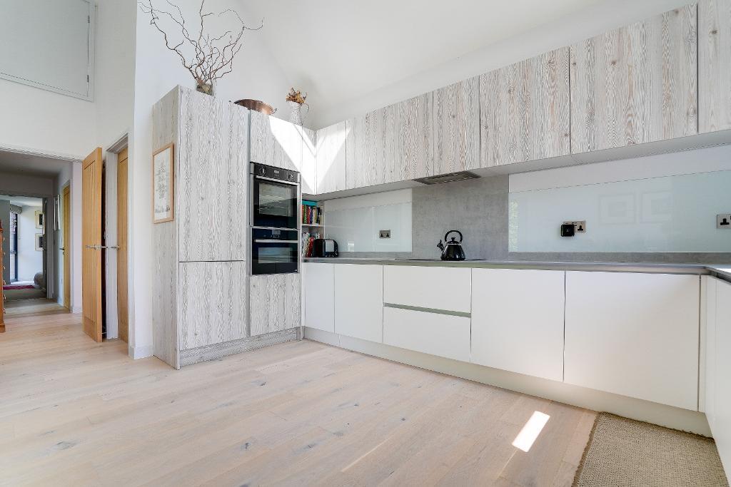 Fully fitted kitchen &amp; separate utility