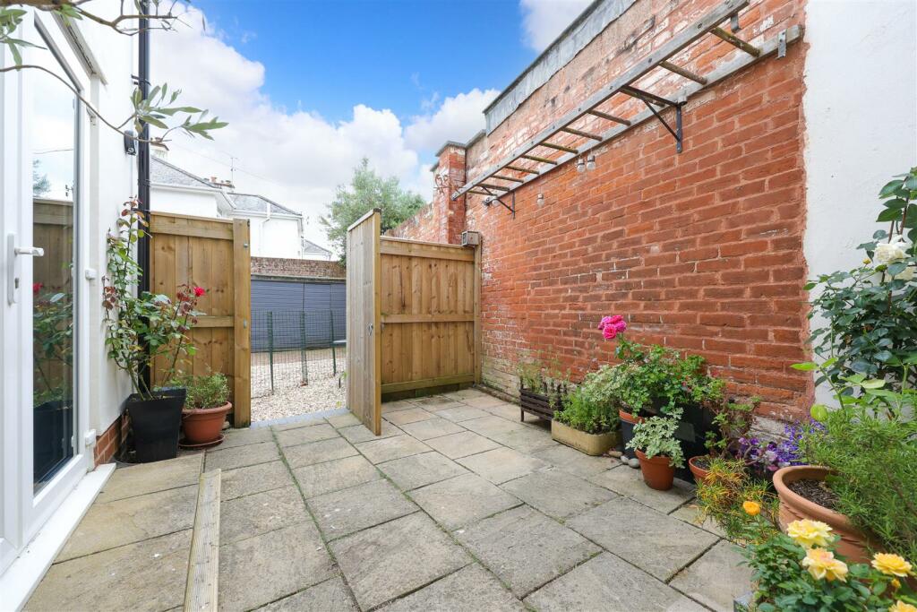 Owners Courtyard.JPG
