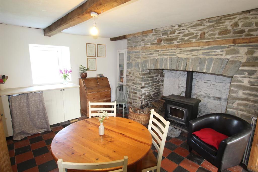 LIVING/DINING ROOM
