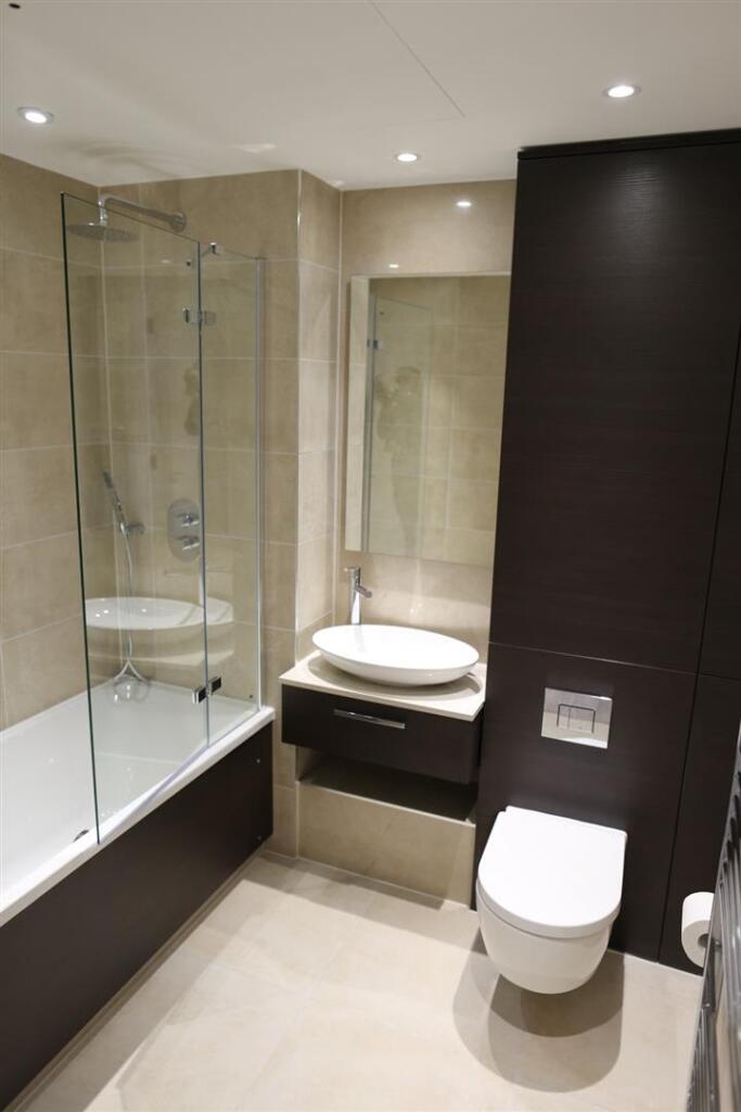 Main bathroom.JPG