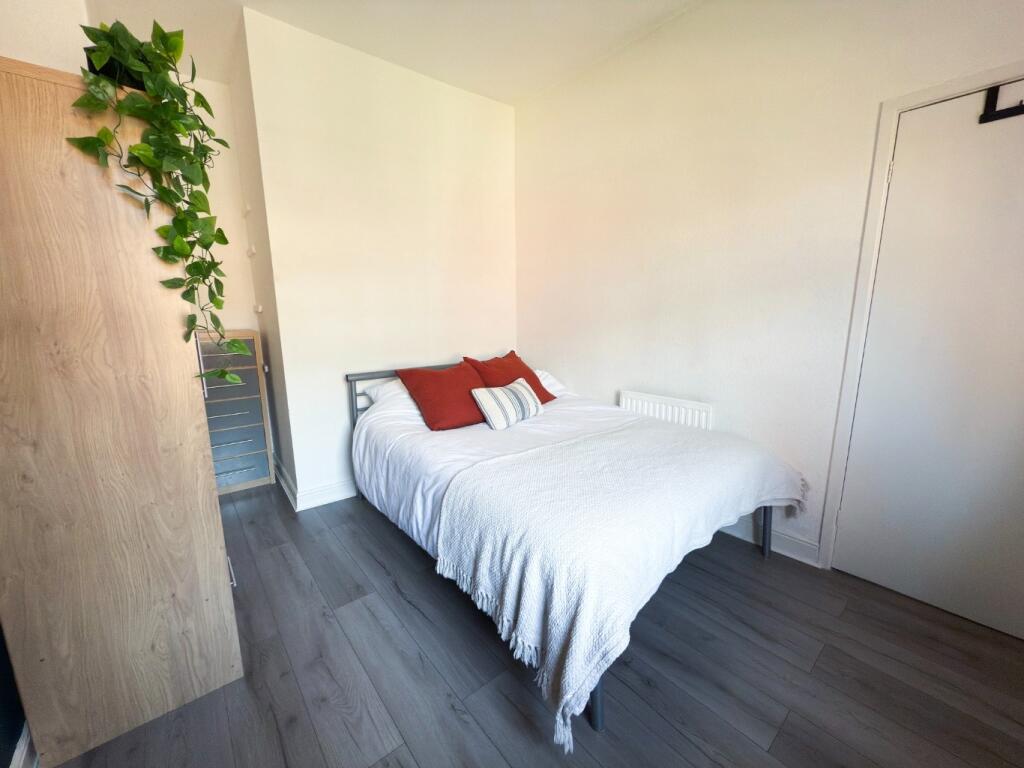 Bright, neatly presented double bedroom with mo...