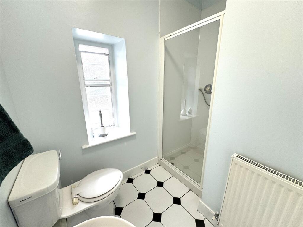 shower room off cloak.jpeg