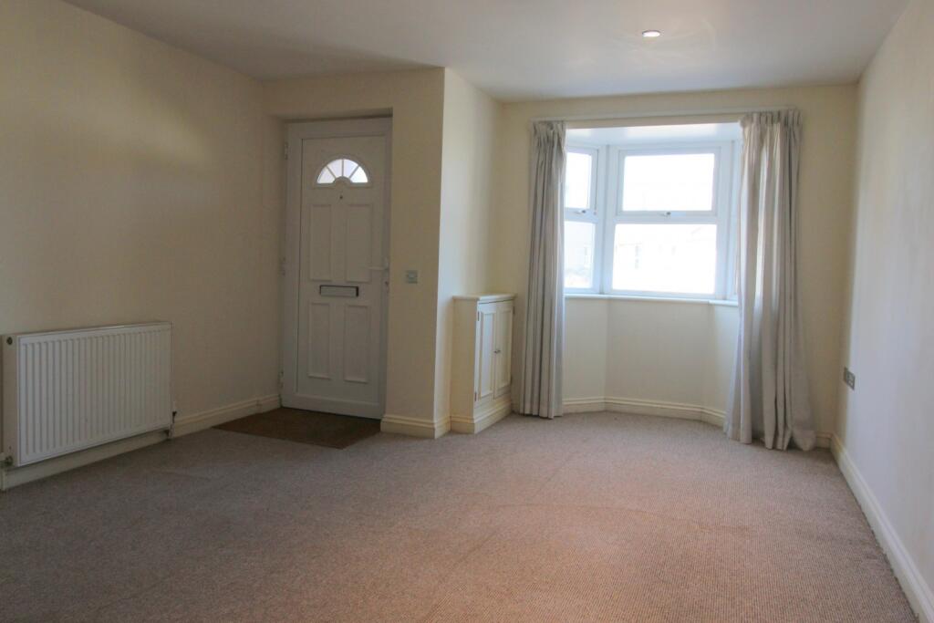 Lounge leading to fr