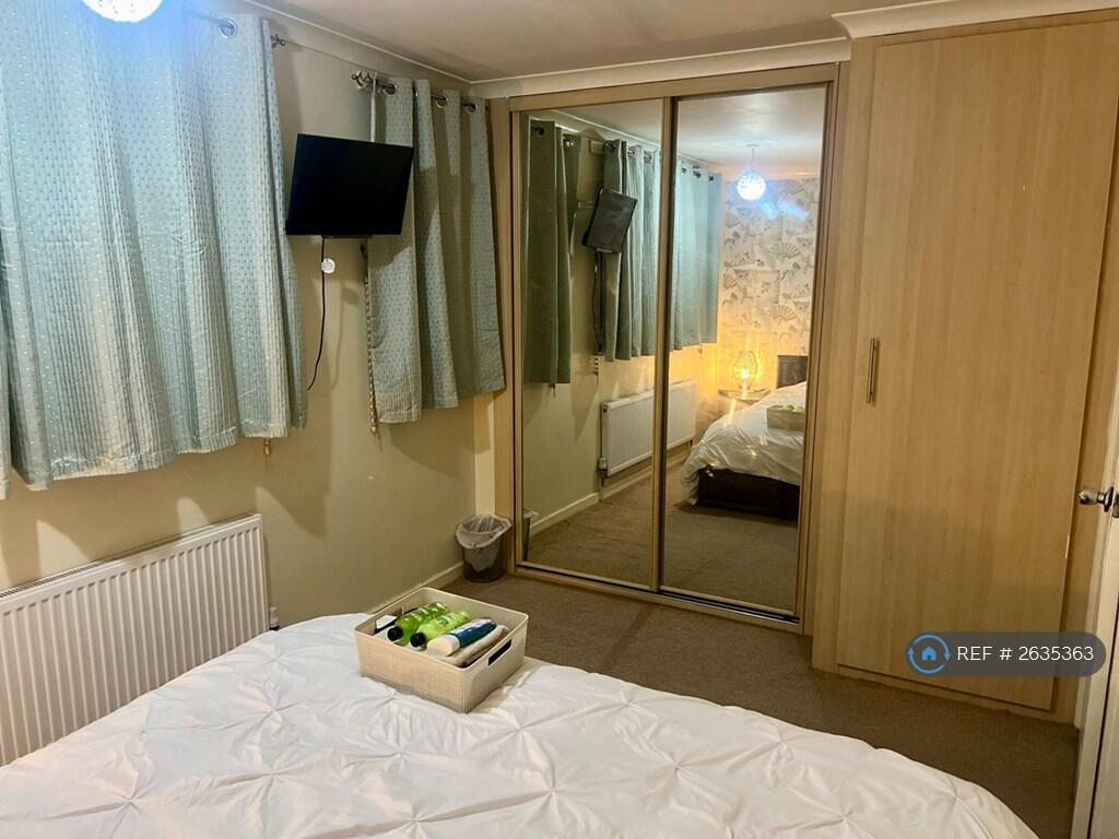 Master Bedroom -Fitted Wardrobe