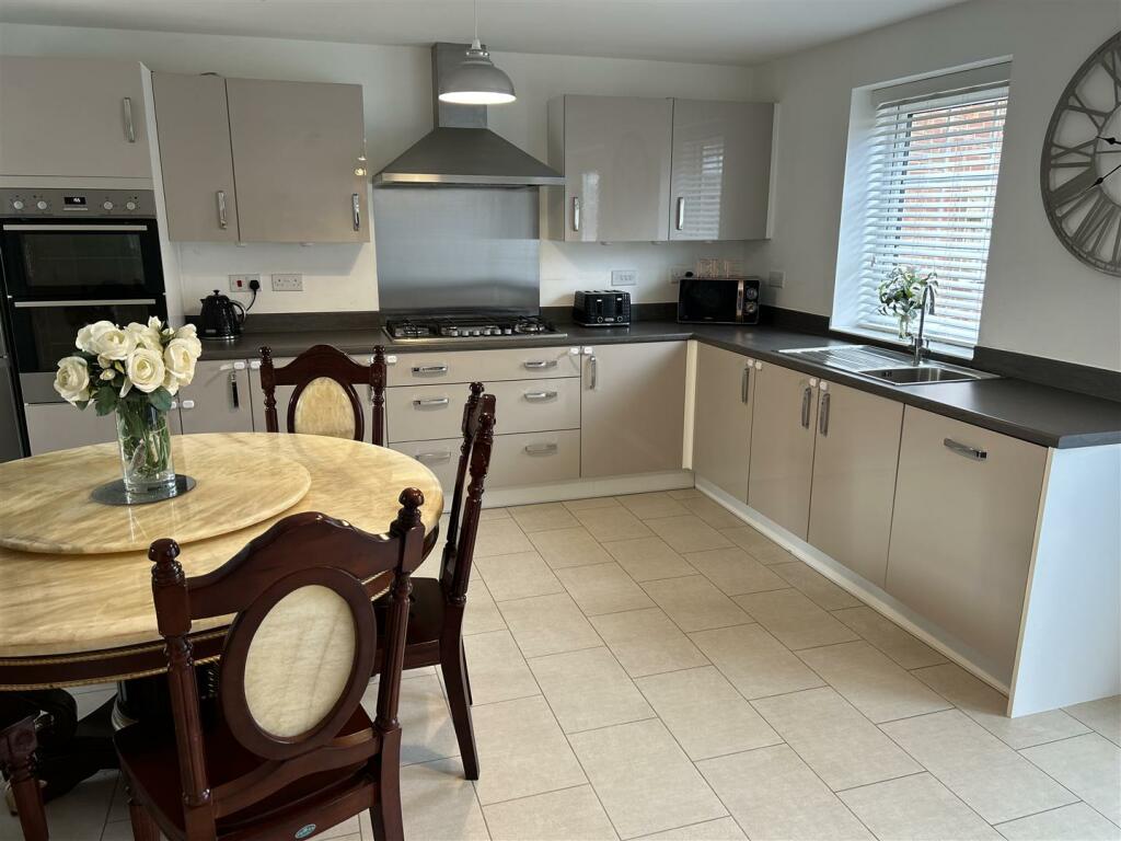 FAMILY KITCHEN DINER
