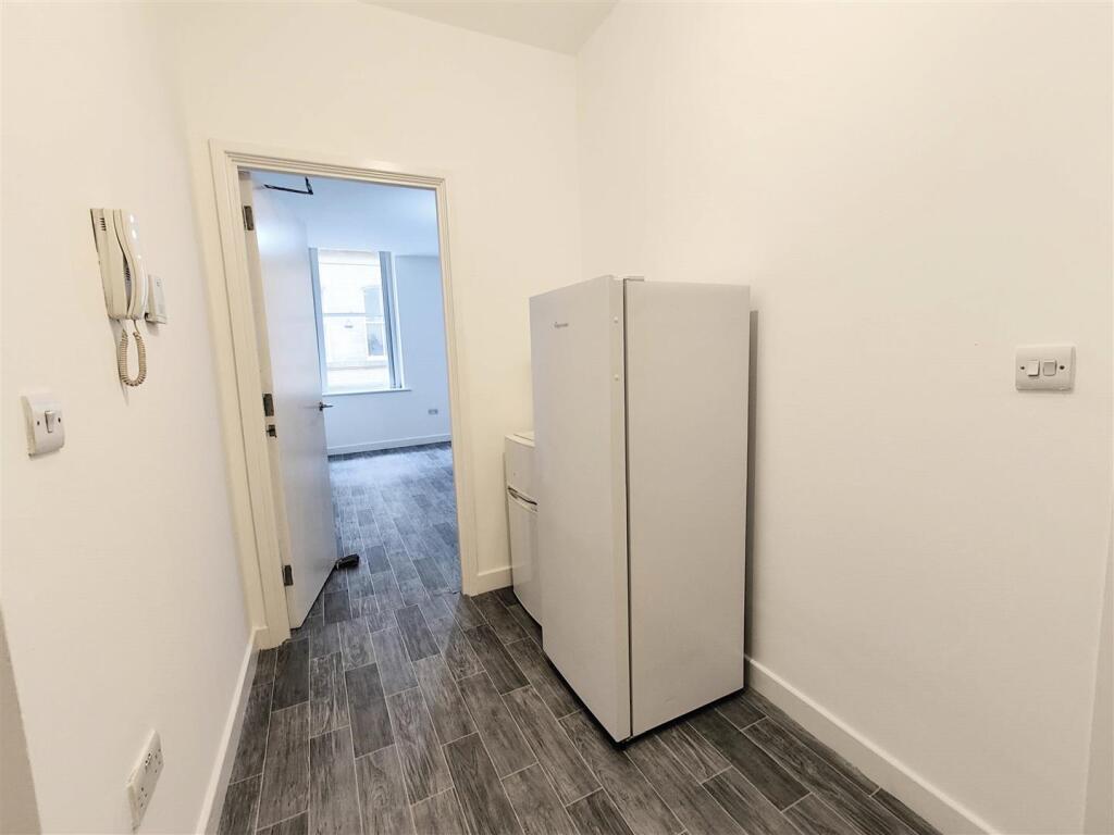 ENTRANCE/VESTIBULE