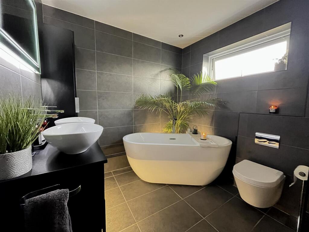 Leeves Way, Heathfield TN21 0AP