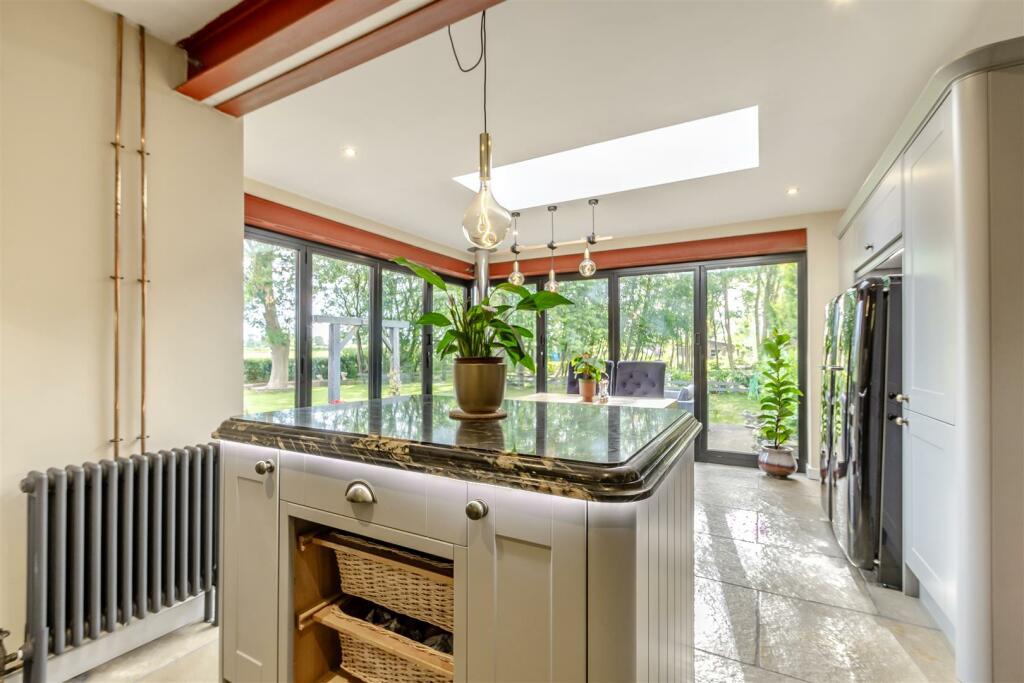 8608791-interior02.jpg
