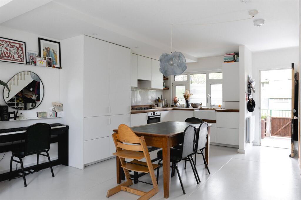 Longman House E2