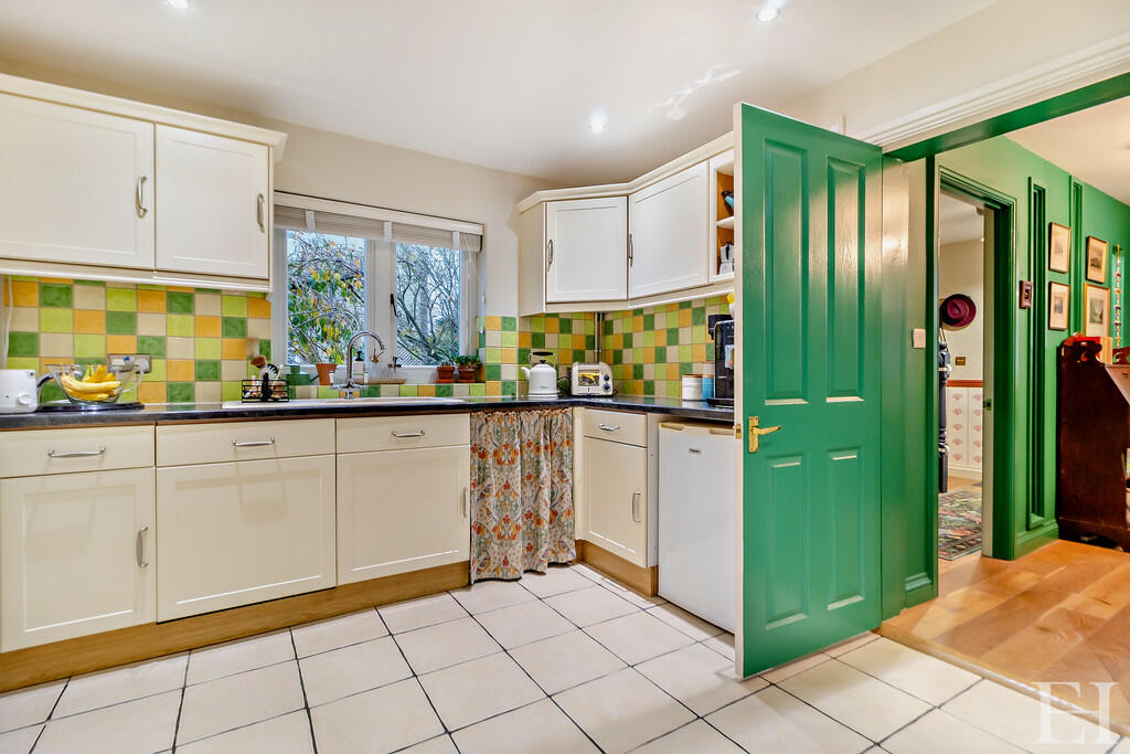 8627621-interior1...