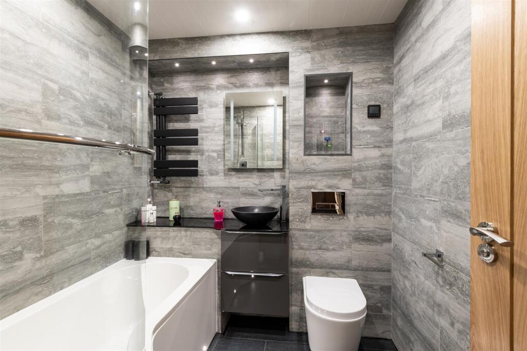 33 Lambeth Close bathroom.jpg