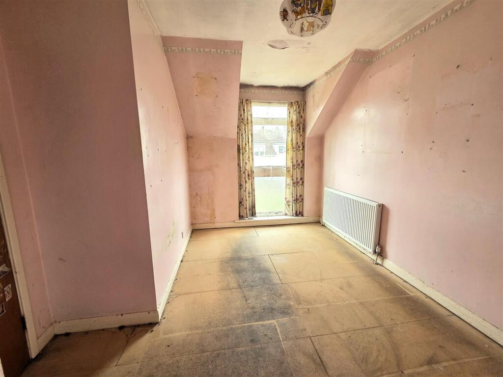 11 Cowley Way - Bed 2.jpg