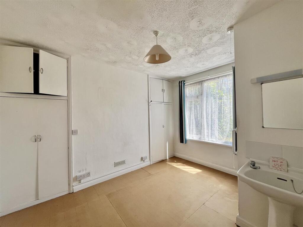 BEDROOM FIVE/OFFICE