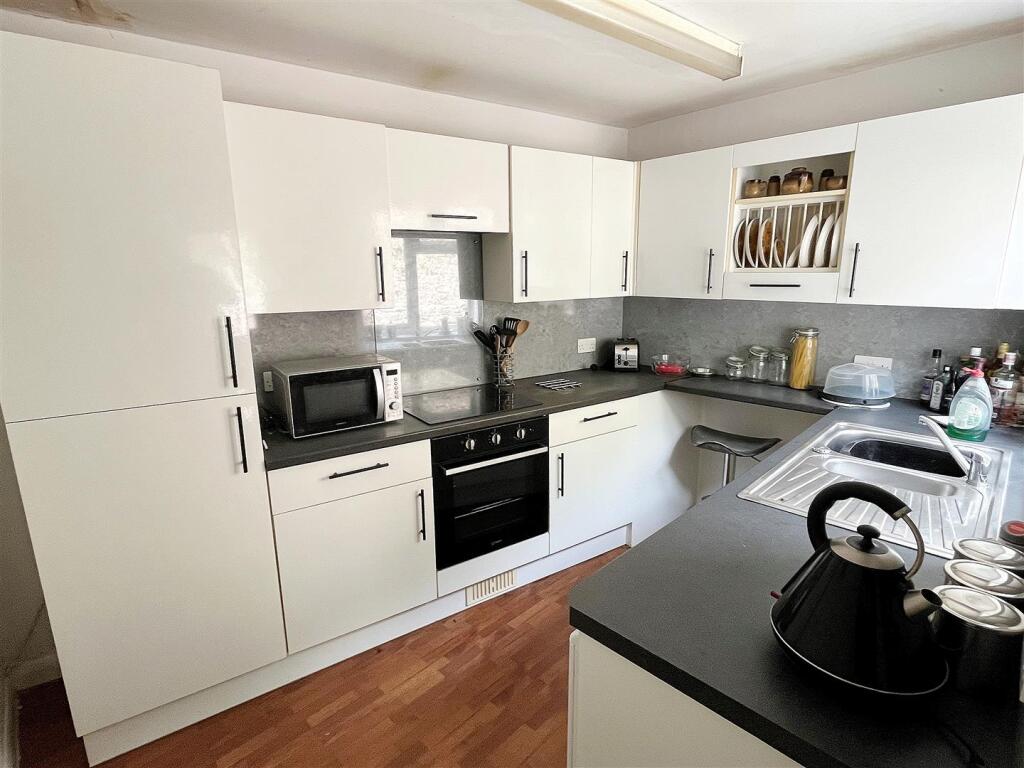 Kitchen 2.jpg