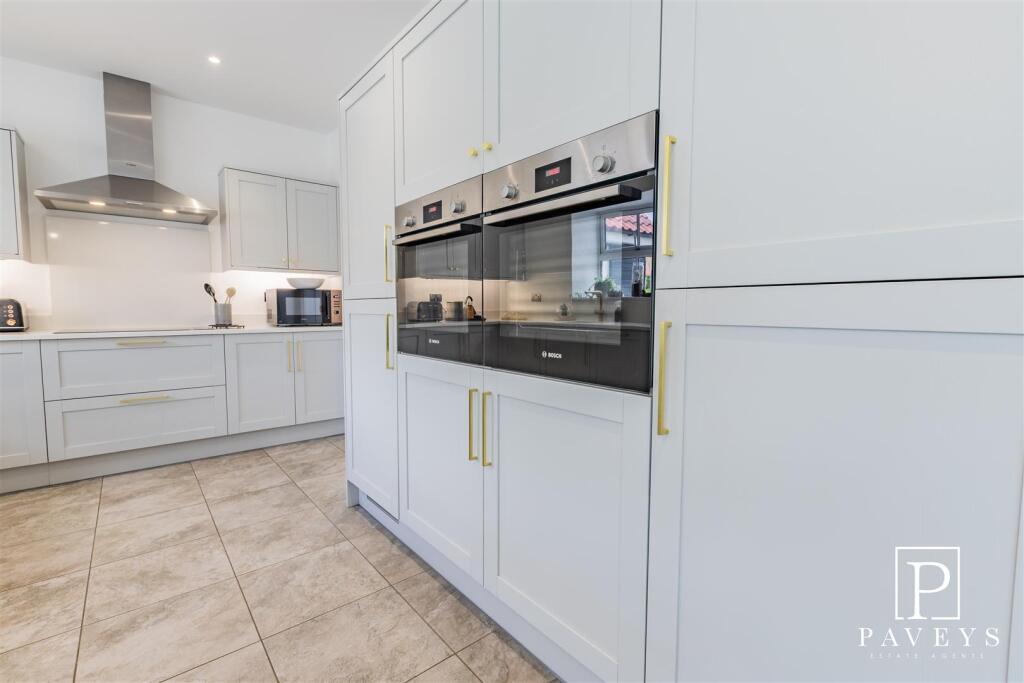OPEN PLAN KITCHEN &amp; FAMILY AREA