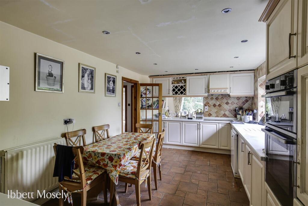 10 Kitchen - breakfast room.jpg