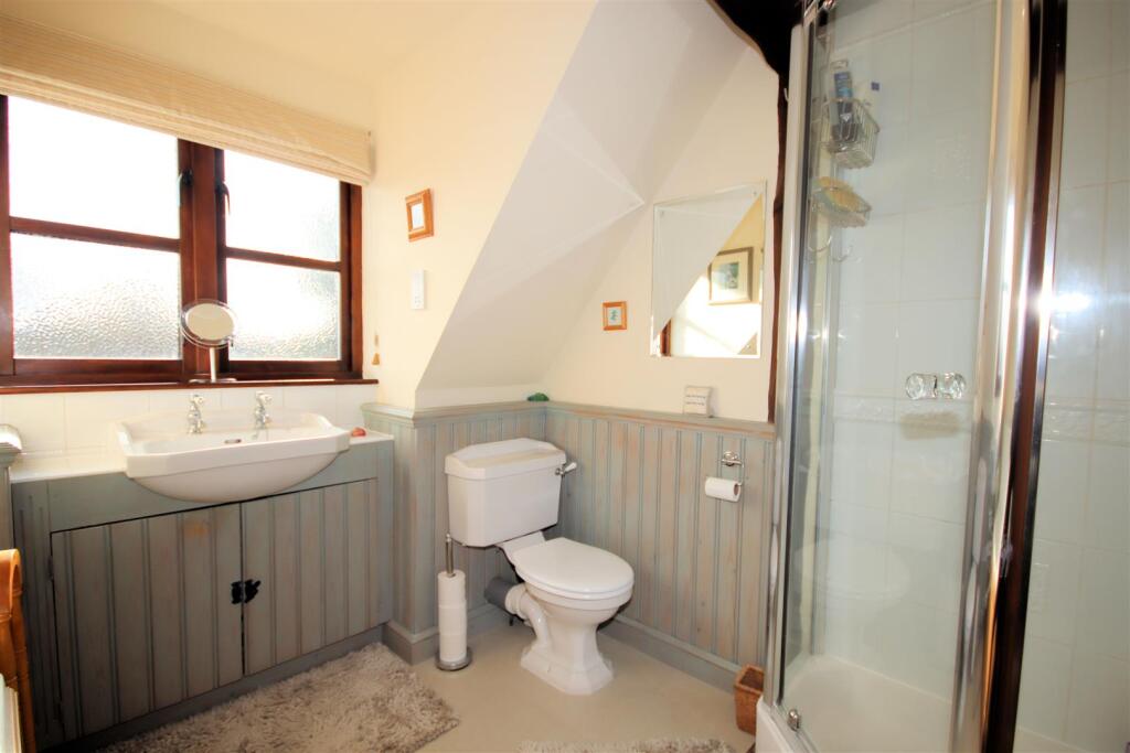 View of En-suite Bathroom