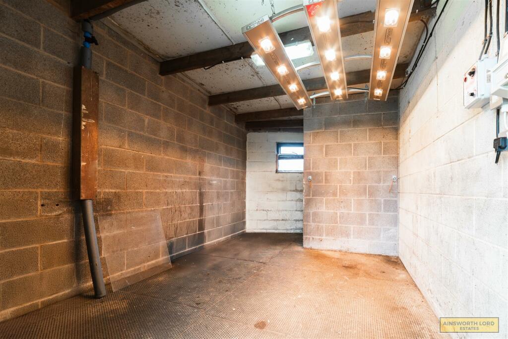 STABLES WITH RECOVERY LIGHT