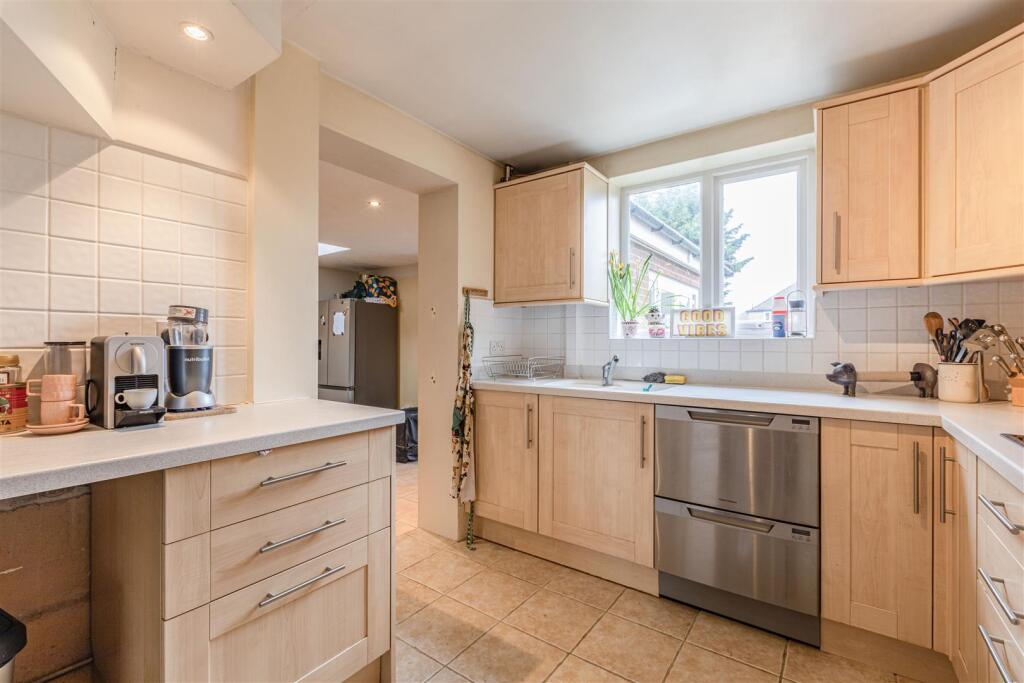 12 Gaveston Close, Byfleet, KT14 7HE - 15.jpg