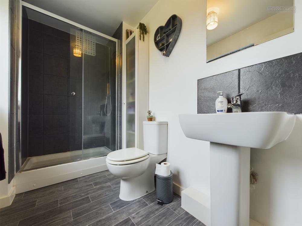 En-Suite To Master Bedroom