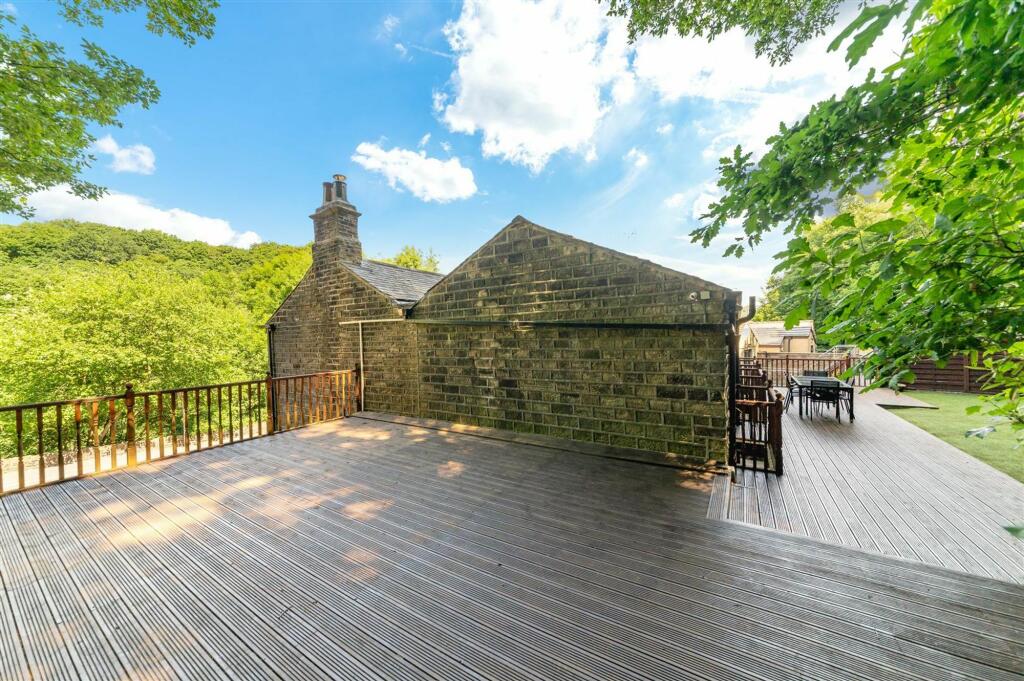 SIDE REAR DECKING.jpg