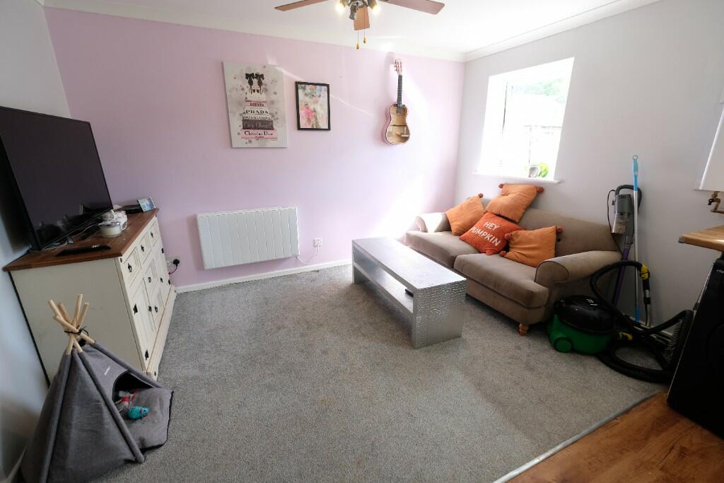 KITCHEN/LIVING ROOM