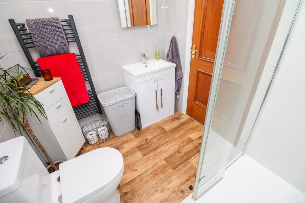 SHOWER ROOM/W.C.