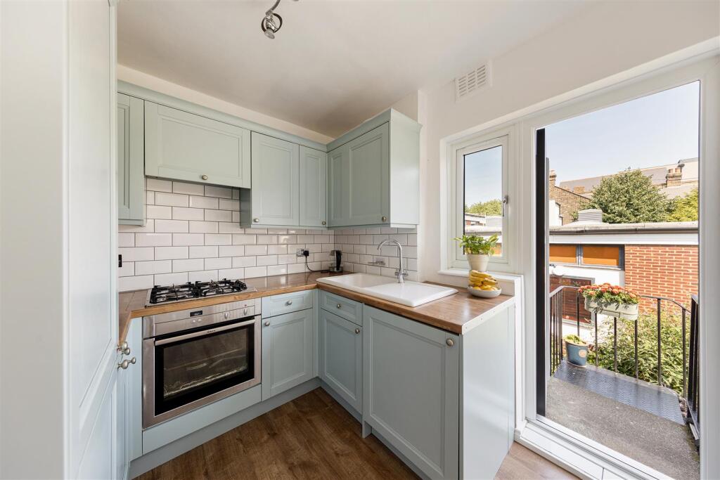 The Avenue E4