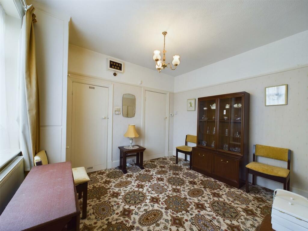 Dining room: