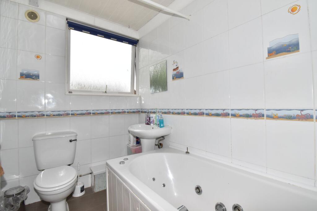 BATHROOM (FIRST FLOOR)