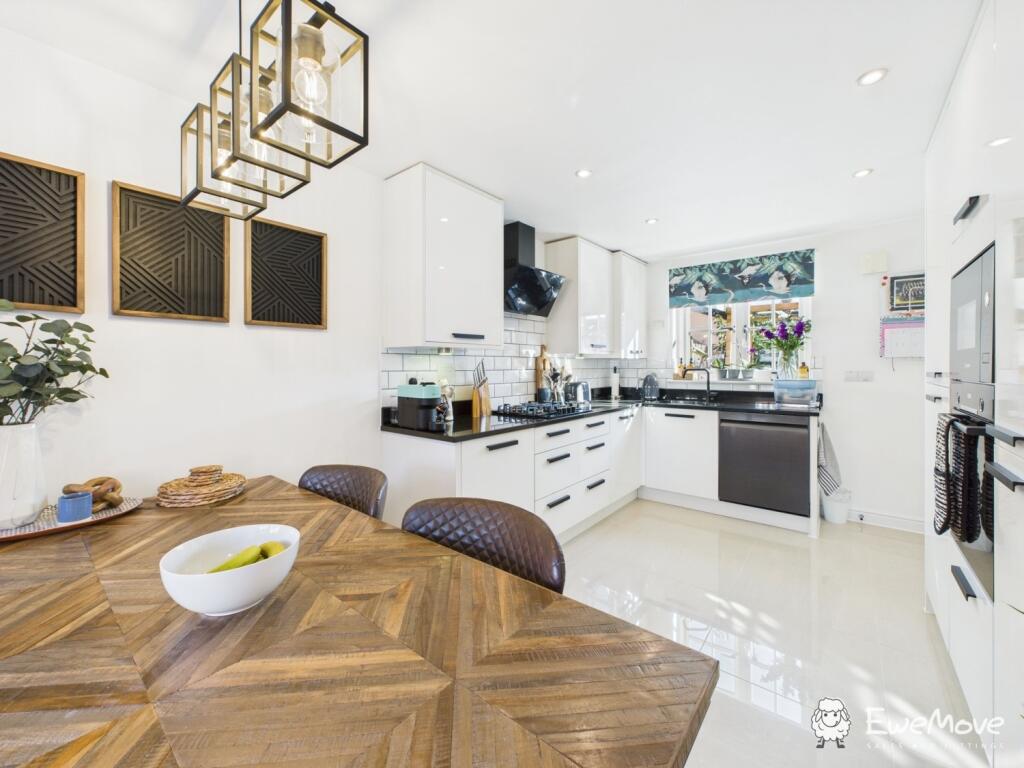 CAM02877G0-PR0064-STILL004