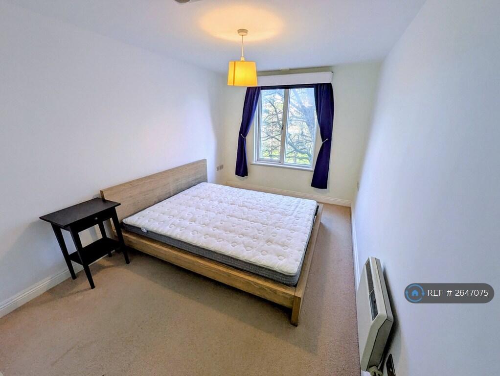Main Room 1 (King Size &amp; Integrated Wardrobe))