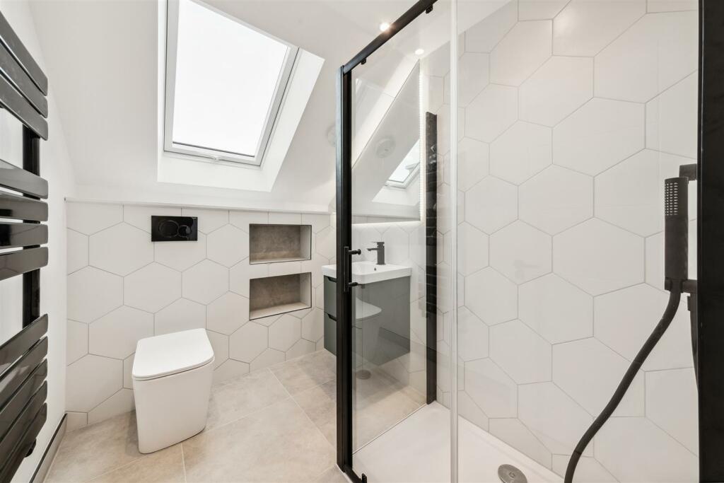 Flat 3, 52 Gilbey Road, SW17 0QG-2.jpg