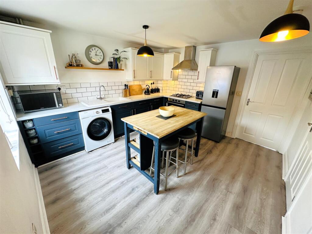 Kitchen2.jpg