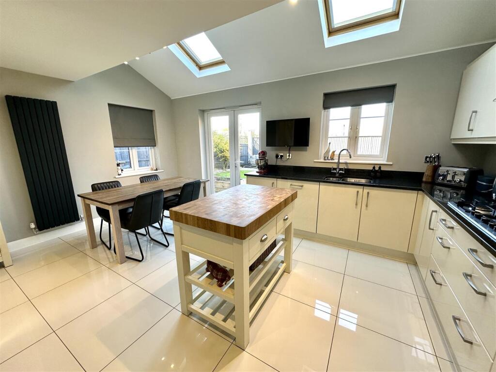 KITCHEN/BREAKFAST ROOM