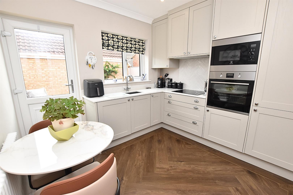 KITCHEN/BREAKFAST ROOMREAR)