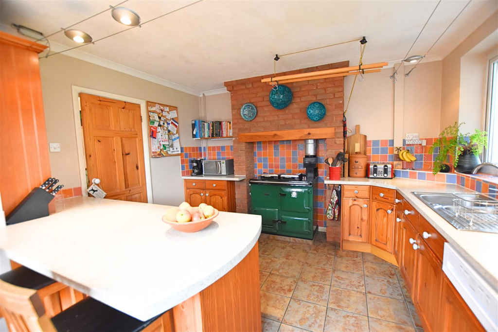 KITCHEN/BREAKFAST ROOM