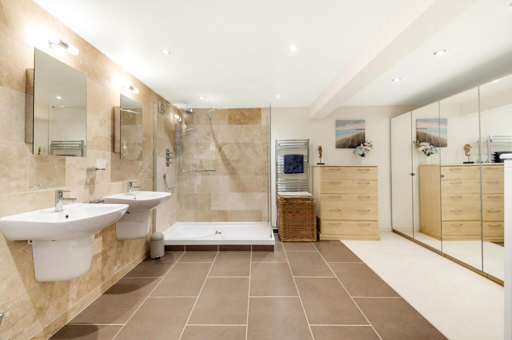 EN-SUITE TO BEDROOM ONE