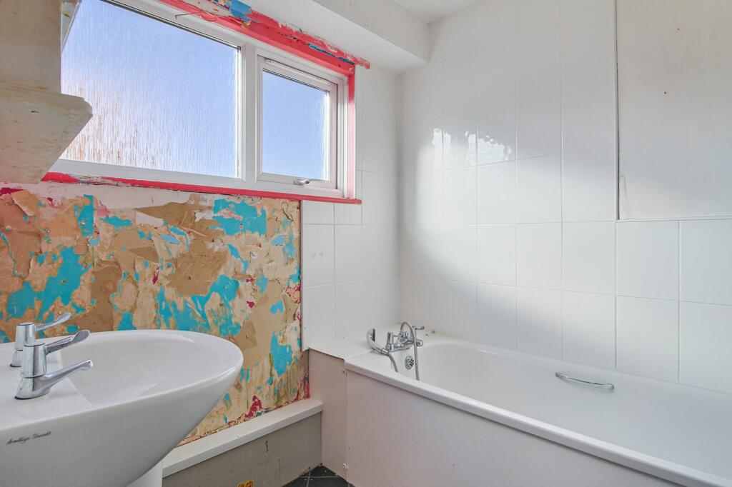 242 Pilgrims Way, Andover, SP10 5HU