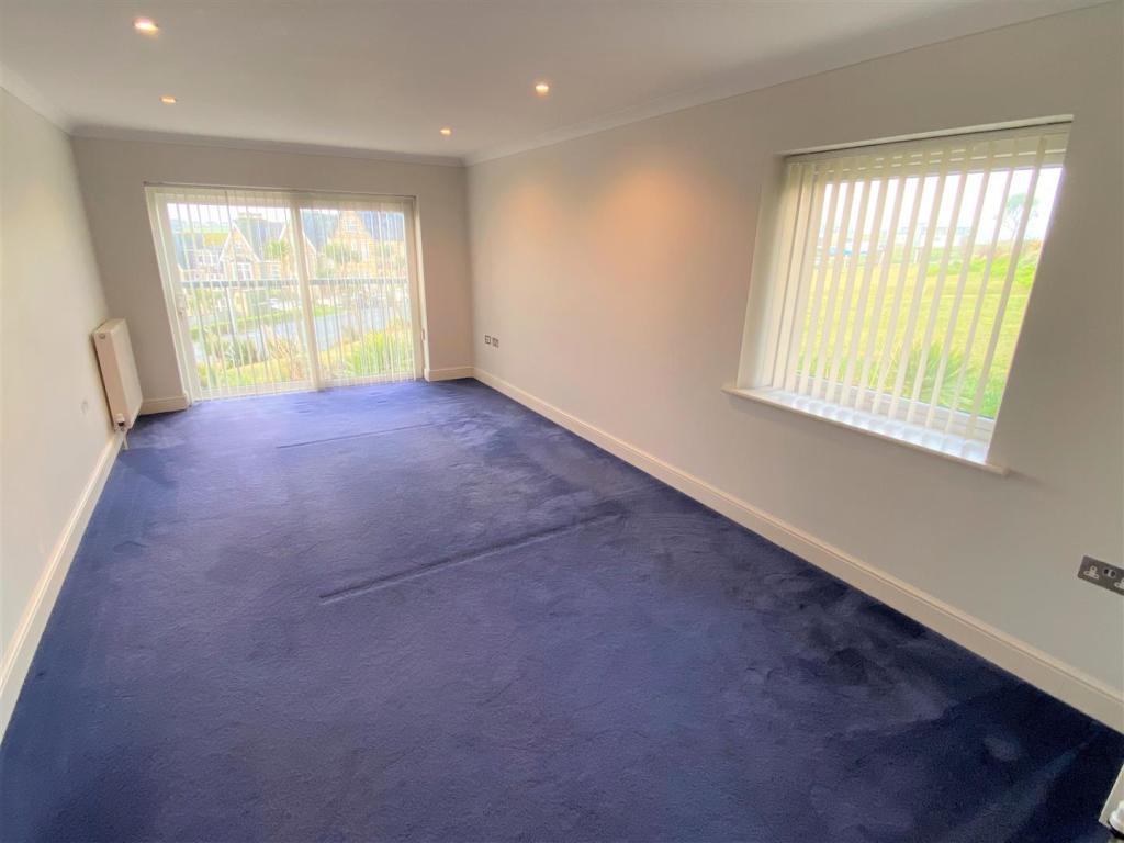 11 Longshore Apartments Lounge