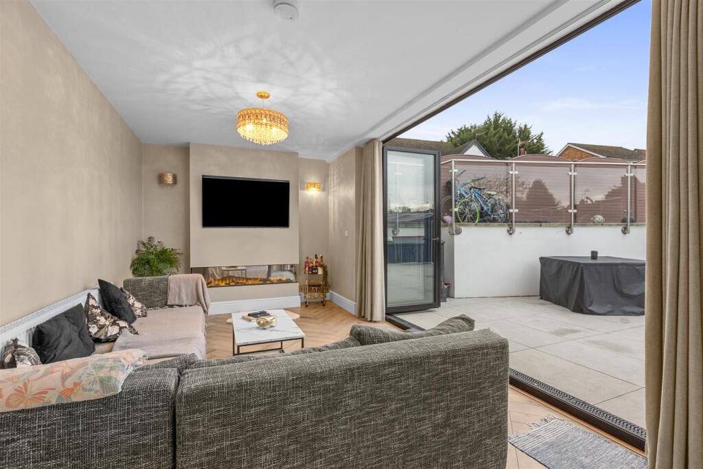 40 Rosebery Ave, HP13 7AL-6.jpg