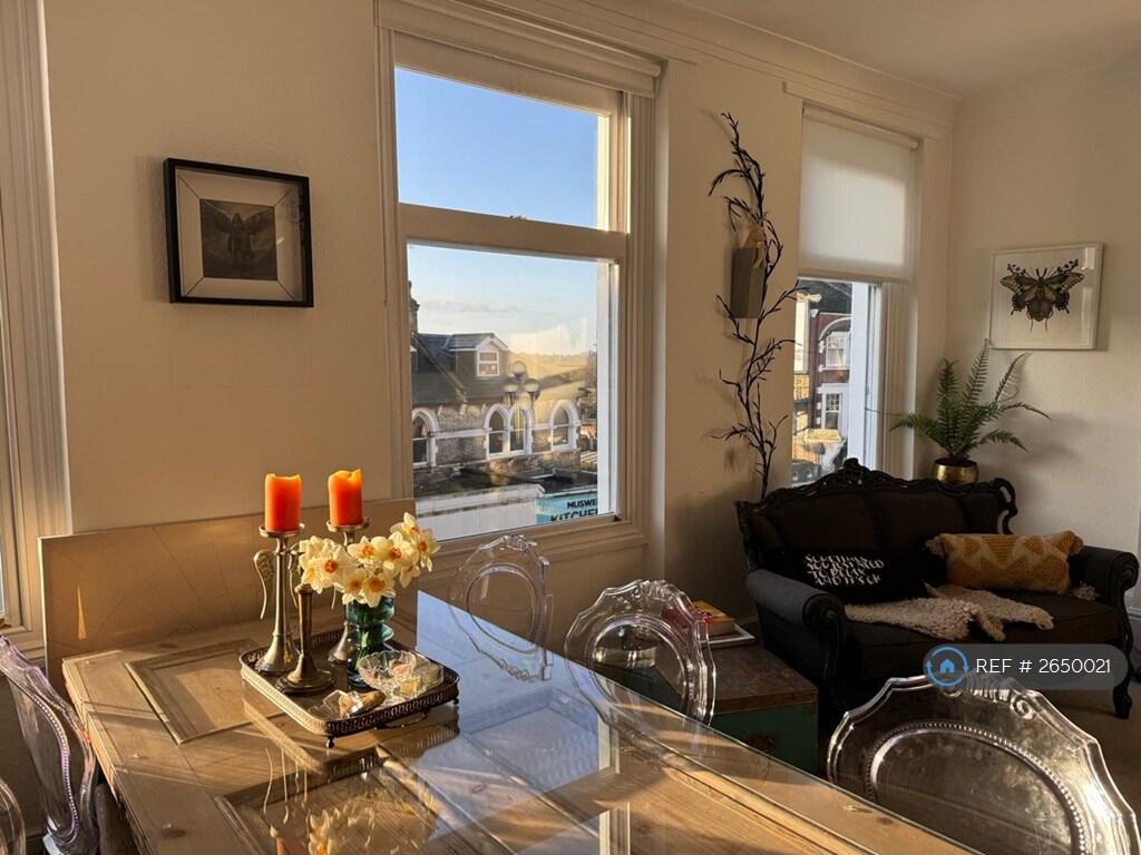Living Room Photo 4