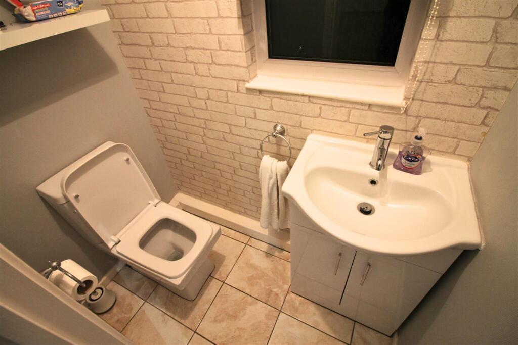 Bathroom 1.jpg