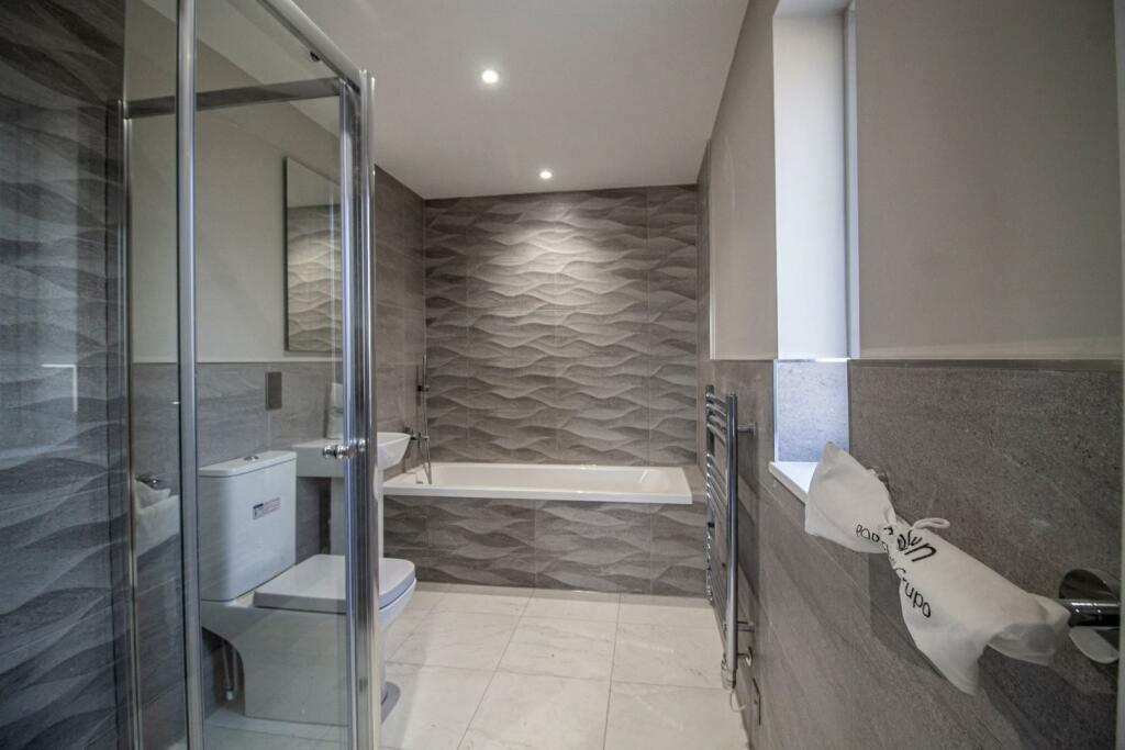Petticoat Lane, BSE [En-Suite Bathroom] 02.jpg